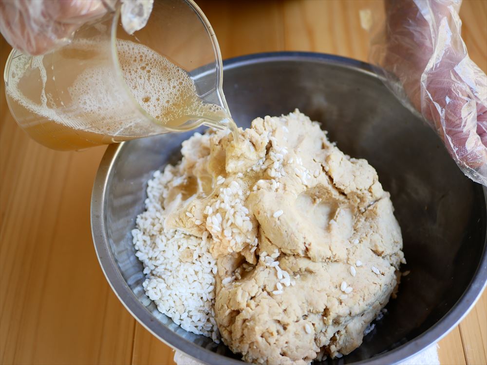 味噌の作り方｜大豆、米麹、塩を混ぜる