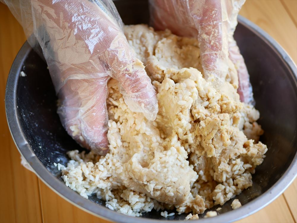 味噌の作り方｜大豆、米麹、塩を混ぜる