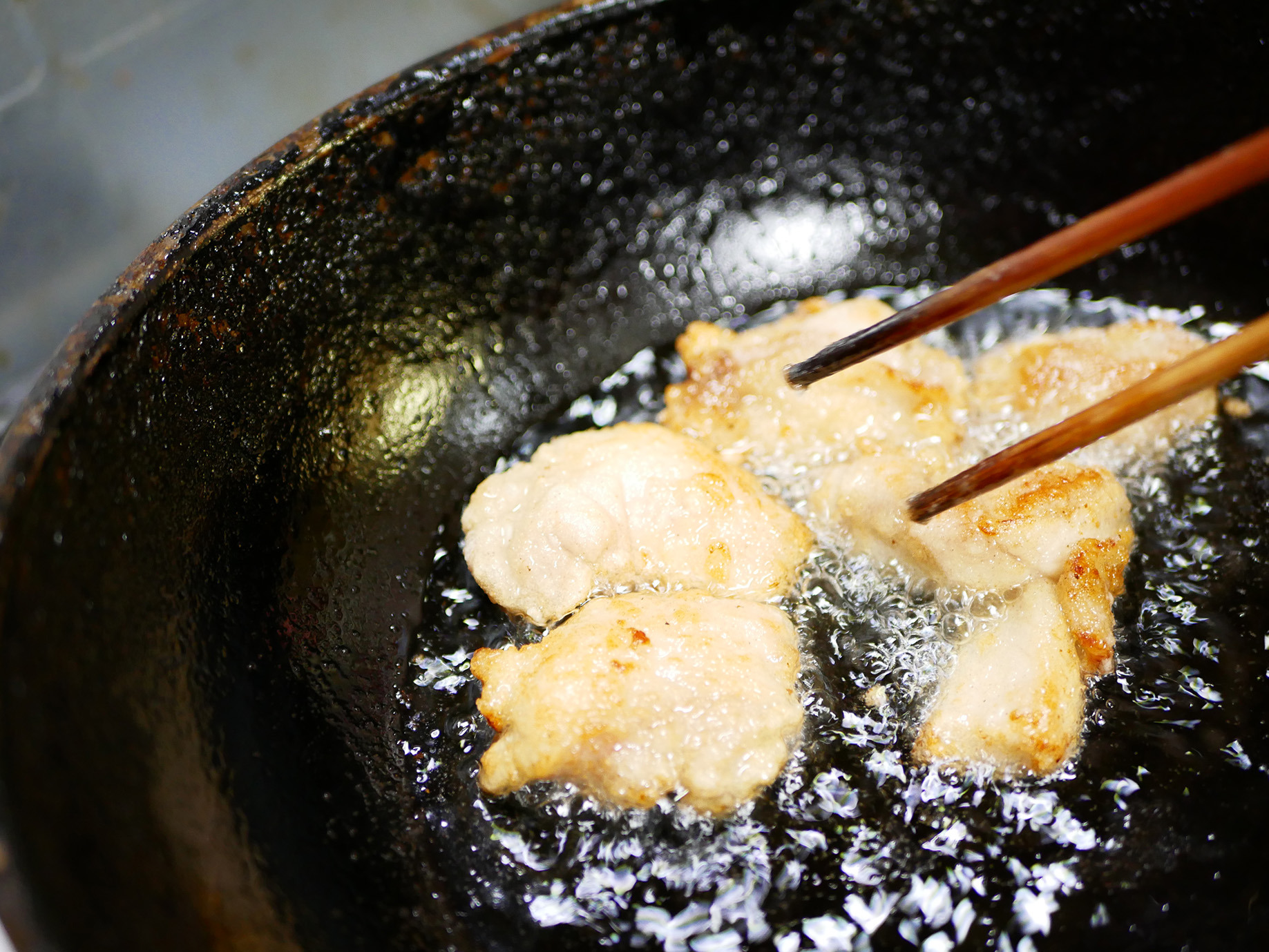 【米麹レシピ】簡単調理、手も汚れない！日本の旨味のもとが作り出す美味しい簡単メニュー｜鶏肉の塩麹唐揚げ